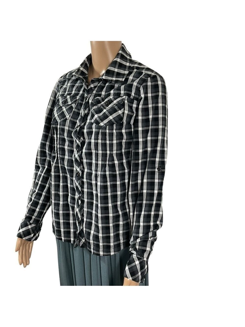 Guess Plaid Button down Blouse size Medium front pockets & roll up sleeves - Picture 3 of 9